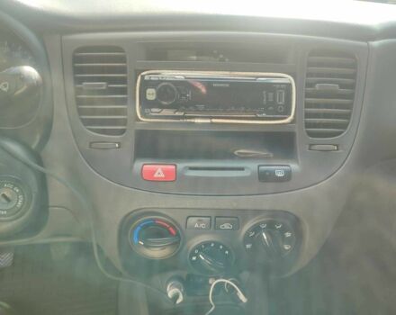 Червоний Кіа Ріо, об'ємом двигуна 1.4 л та пробігом 184 тис. км за 4500 $, фото 9 на Automoto.ua