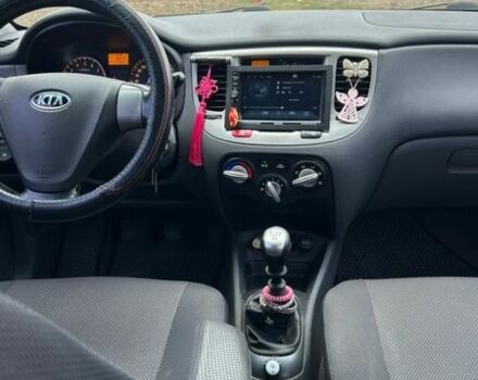Красный Киа Рио, объемом двигателя 1.4 л и пробегом 230 тыс. км за 3900 $, фото 6 на Automoto.ua