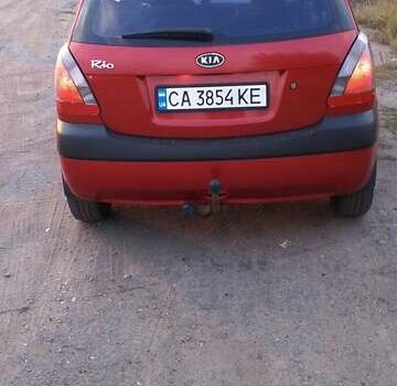 Красный Киа Рио, объемом двигателя 1.4 л и пробегом 327 тыс. км за 3700 $, фото 2 на Automoto.ua
