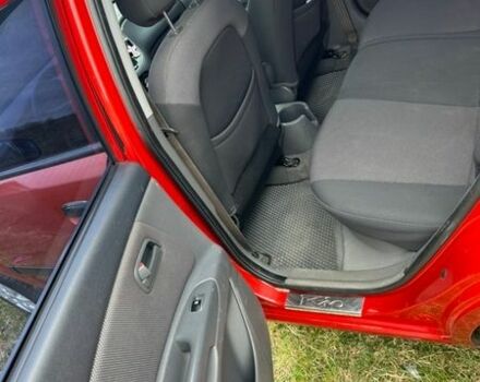 Красный Киа Рио, объемом двигателя 1.4 л и пробегом 230 тыс. км за 3900 $, фото 3 на Automoto.ua