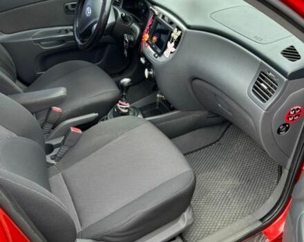 Красный Киа Рио, объемом двигателя 1.4 л и пробегом 230 тыс. км за 3900 $, фото 5 на Automoto.ua