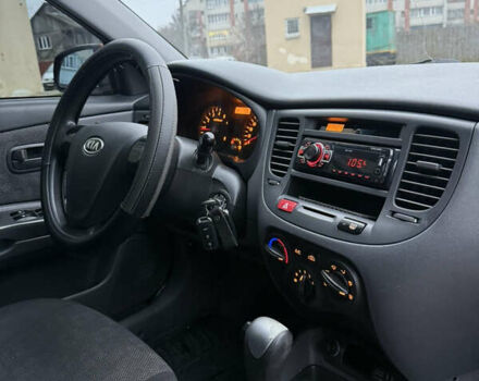 Красный Киа Рио, объемом двигателя 1.4 л и пробегом 288 тыс. км за 4700 $, фото 20 на Automoto.ua