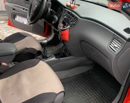 Червоний Кіа Ріо, об'ємом двигуна 1.4 л та пробігом 127 тис. км за 5300 $, фото 2 на Automoto.ua