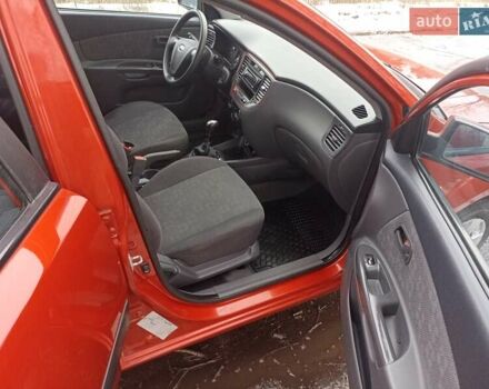 Червоний Кіа Ріо, об'ємом двигуна 1.4 л та пробігом 202 тис. км за 3999 $, фото 9 на Automoto.ua