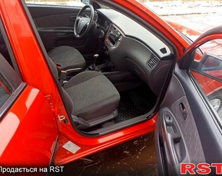 Червоний Кіа Ріо, об'ємом двигуна 1.4 л та пробігом 20200 тис. км за 3999 $, фото 4 на Automoto.ua