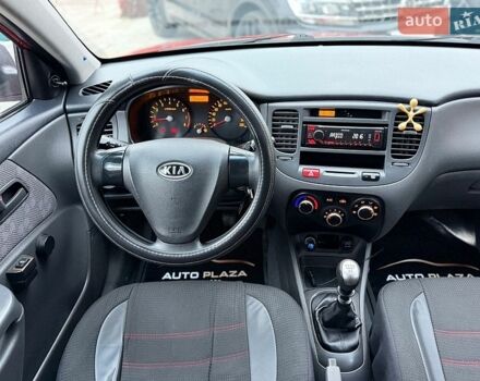 Червоний Кіа Ріо, об'ємом двигуна 1.4 л та пробігом 178 тис. км за 4500 $, фото 42 на Automoto.ua
