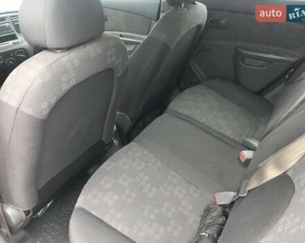 Червоний Кіа Ріо, об'ємом двигуна 1.4 л та пробігом 250 тис. км за 3700 $, фото 7 на Automoto.ua