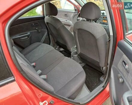 Червоний Кіа Ріо, об'ємом двигуна 1.49 л та пробігом 375 тис. км за 3450 $, фото 11 на Automoto.ua