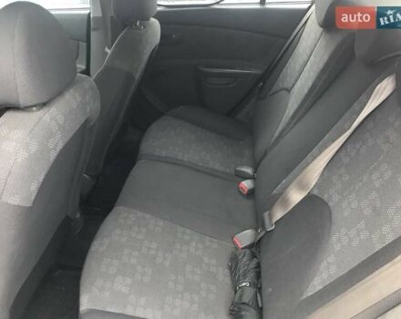 Червоний Кіа Ріо, об'ємом двигуна 1.4 л та пробігом 250 тис. км за 3700 $, фото 6 на Automoto.ua