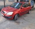 Красный Киа Рио, объемом двигателя 1.4 л и пробегом 200 тыс. км за 3800 $, фото 1 на Automoto.ua