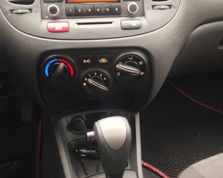 Червоний Кіа Ріо, об'ємом двигуна 1.4 л та пробігом 133 тис. км за 5700 $, фото 6 на Automoto.ua