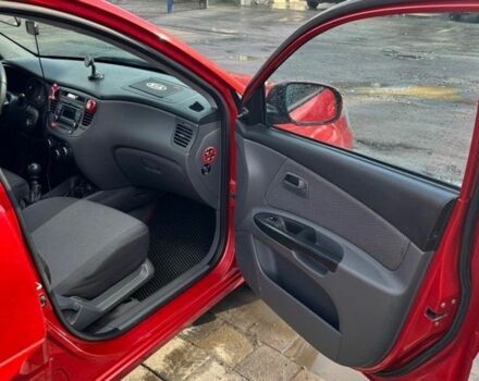 Червоний Кіа Ріо, об'ємом двигуна 1.4 л та пробігом 229 тис. км за 5300 $, фото 4 на Automoto.ua