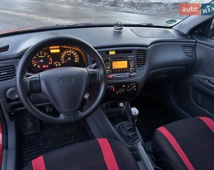 Красный Киа Рио, объемом двигателя 1.4 л и пробегом 213 тыс. км за 3800 $, фото 9 на Automoto.ua