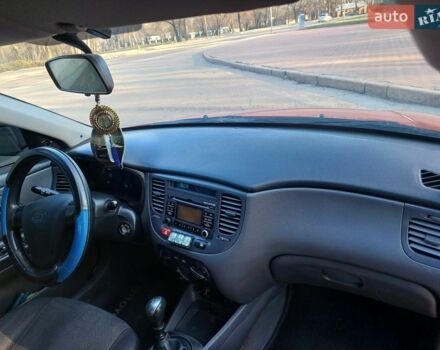 Червоний Кіа Ріо, об'ємом двигуна 1.4 л та пробігом 355 тис. км за 3300 $, фото 10 на Automoto.ua
