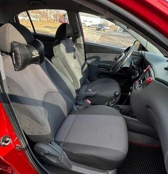 Червоний Кіа Ріо, об'ємом двигуна 1.4 л та пробігом 229 тис. км за 5300 $, фото 6 на Automoto.ua