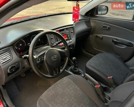 Красный Киа Рио, объемом двигателя 1.4 л и пробегом 120 тыс. км за 5450 $, фото 1 на Automoto.ua