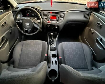 Красный Киа Рио, объемом двигателя 1.4 л и пробегом 120 тыс. км за 5450 $, фото 5 на Automoto.ua