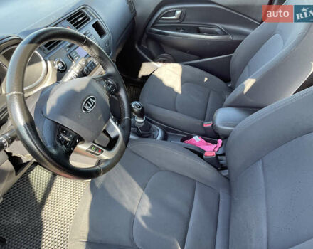Красный Киа Рио, объемом двигателя 1.4 л и пробегом 208 тыс. км за 6500 $, фото 5 на Automoto.ua