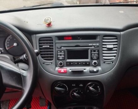 Красный Киа Рио, объемом двигателя 1.4 л и пробегом 275 тыс. км за 4655 $, фото 4 на Automoto.ua