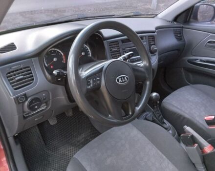 Красный Киа Рио, объемом двигателя 1.4 л и пробегом 159 тыс. км за 4500 $, фото 2 на Automoto.ua