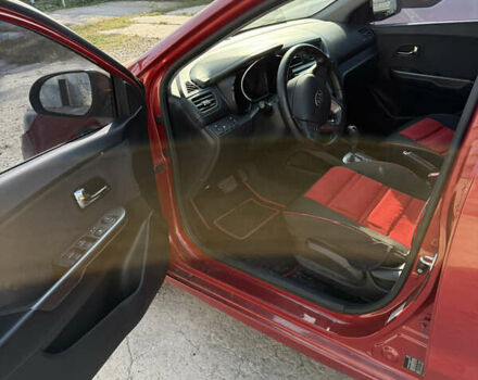 Червоний Кіа Ріо, об'ємом двигуна 1.59 л та пробігом 48 тис. км за 10000 $, фото 4 на Automoto.ua