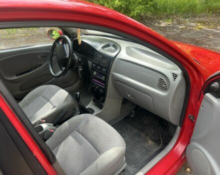 Красный Киа Рио, объемом двигателя 1.3 л и пробегом 300 тыс. км за 2200 $, фото 5 на Automoto.ua