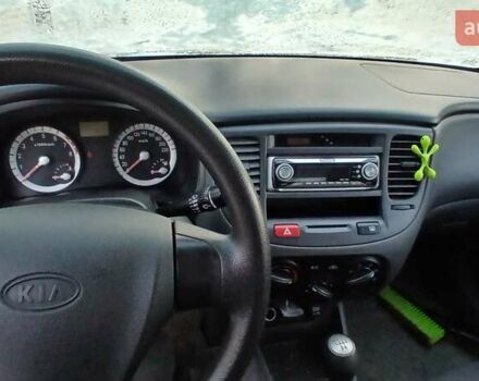 Красный Киа Рио, объемом двигателя 1.4 л и пробегом 143 тыс. км за 5000 $, фото 1 на Automoto.ua