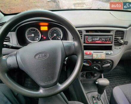 Красный Киа Рио, объемом двигателя 1.34 л и пробегом 243 тыс. км за 4500 $, фото 4 на Automoto.ua