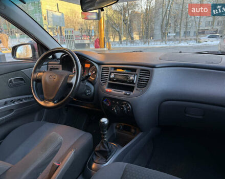 Красный Киа Рио, объемом двигателя 1.4 л и пробегом 272 тыс. км за 3999 $, фото 12 на Automoto.ua