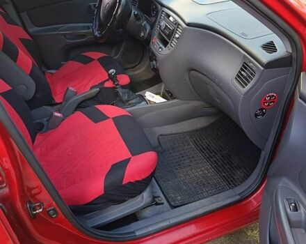 Красный Киа Рио, объемом двигателя 1.4 л и пробегом 97 тыс. км за 7000 $, фото 3 на Automoto.ua