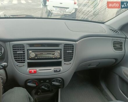 Красный Киа Рио, объемом двигателя 1.3 л и пробегом 230 тыс. км за 4500 $, фото 26 на Automoto.ua