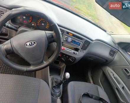 Червоний Кіа Ріо, об'ємом двигуна 1.49 л та пробігом 260 тис. км за 3950 $, фото 3 на Automoto.ua