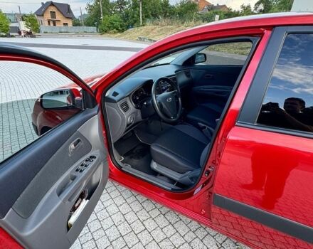 Червоний Кіа Ріо, об'ємом двигуна 1.4 л та пробігом 69 тис. км за 6400 $, фото 4 на Automoto.ua