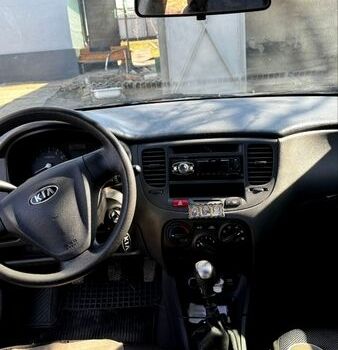 Червоний Кіа Ріо, об'ємом двигуна 1.4 л та пробігом 136 тис. км за 4200 $, фото 5 на Automoto.ua