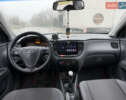 Червоний Кіа Ріо, об'ємом двигуна 1.4 л та пробігом 154 тис. км за 3600 $, фото 12 на Automoto.ua