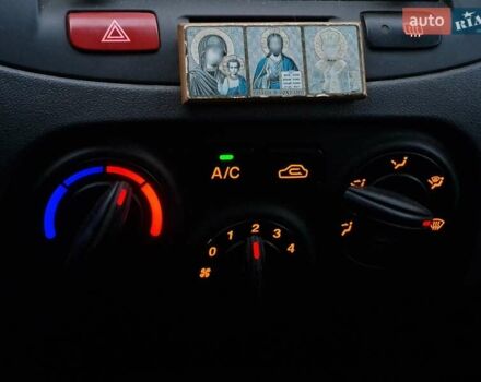 Красный Киа Рио, объемом двигателя 1.4 л и пробегом 100 тыс. км за 6990 $, фото 49 на Automoto.ua