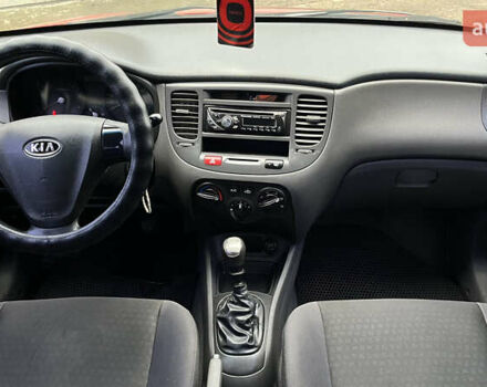 Красный Киа Рио, объемом двигателя 1.49 л и пробегом 198 тыс. км за 3999 $, фото 2 на Automoto.ua