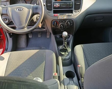 Червоний Кіа Ріо, об'ємом двигуна 1.4 л та пробігом 137 тис. км за 4600 $, фото 8 на Automoto.ua