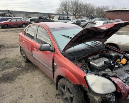 Красный Киа Рио, объемом двигателя 1.4 л и пробегом 240 тыс. км за 1500 $, фото 2 на Automoto.ua