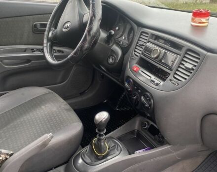 Красный Киа Рио, объемом двигателя 1.4 л и пробегом 290 тыс. км за 3500 $, фото 5 на Automoto.ua