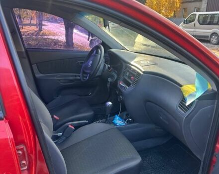 Червоний Кіа Ріо, об'ємом двигуна 1.4 л та пробігом 215 тис. км за 4100 $, фото 6 на Automoto.ua