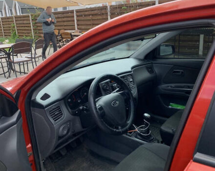 Красный Киа Рио, объемом двигателя 1.5 л и пробегом 277 тыс. км за 3400 $, фото 5 на Automoto.ua