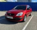 Красный Киа Рио, объемом двигателя 1.4 л и пробегом 240 тыс. км за 3400 $, фото 1 на Automoto.ua