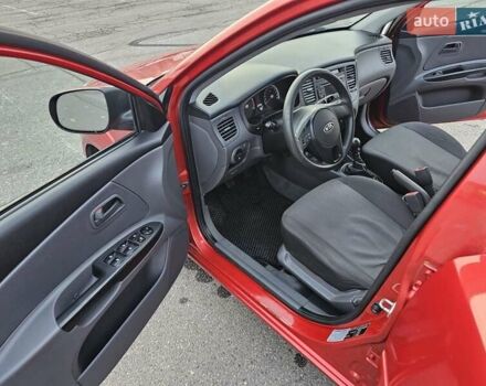 Красный Киа Рио, объемом двигателя 1.4 л и пробегом 180 тыс. км за 4500 $, фото 10 на Automoto.ua