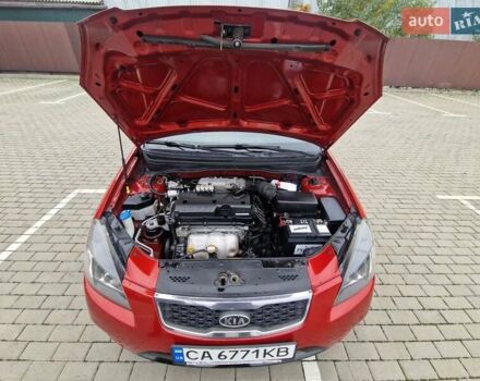 Червоний Кіа Ріо, об'ємом двигуна 1.4 л та пробігом 275 тис. км за 4200 $, фото 7 на Automoto.ua