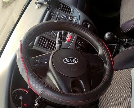 Червоний Кіа Ріо, об'ємом двигуна 1.4 л та пробігом 200 тис. км за 4800 $, фото 5 на Automoto.ua