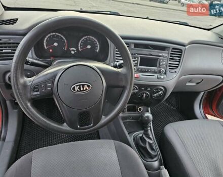 Красный Киа Рио, объемом двигателя 1.4 л и пробегом 180 тыс. км за 4500 $, фото 12 на Automoto.ua