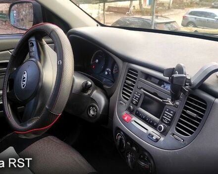 Червоний Кіа Ріо, об'ємом двигуна 1.4 л та пробігом 200 тис. км за 4800 $, фото 8 на Automoto.ua