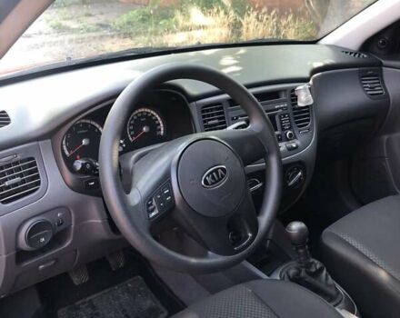 Червоний Кіа Ріо, об'ємом двигуна 1.4 л та пробігом 17 тис. км за 8000 $, фото 7 на Automoto.ua
