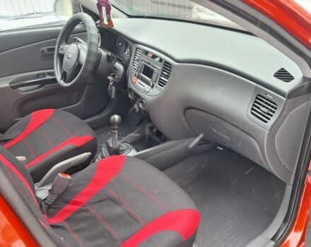 Красный Киа Рио, объемом двигателя 1.4 л и пробегом 180 тыс. км за 4750 $, фото 9 на Automoto.ua